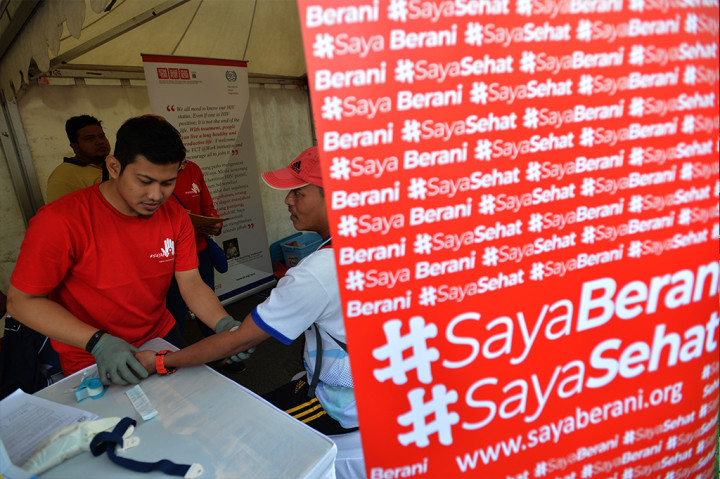 Seorang warga melakukan cek VCT atau tes HIV/AIDS dalam rangka peringatan Hari Aids Sedunia yang diselenggarakan oleh Forum LSM Peduli AIDS di Kawasan Bundaran HI Jakarta.