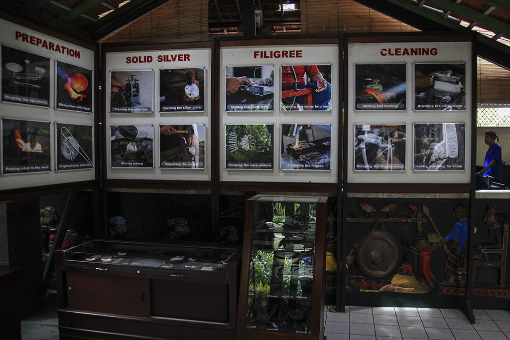 Menurut catatan sejarah pada masa itu, seni kerajinan perak merupakan pekerjaan abdi dalem yang disebut abdi dalem kriya. 