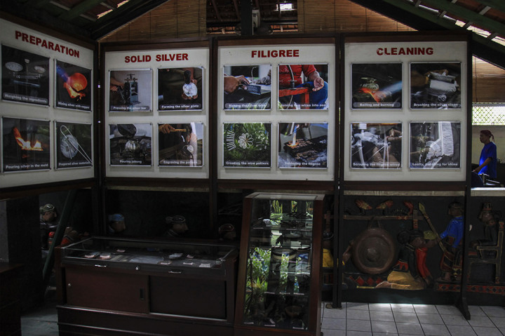 Menurut catatan sejarah pada masa itu, seni kerajinan perak merupakan pekerjaan abdi dalem yang disebut abdi dalem kriya. 