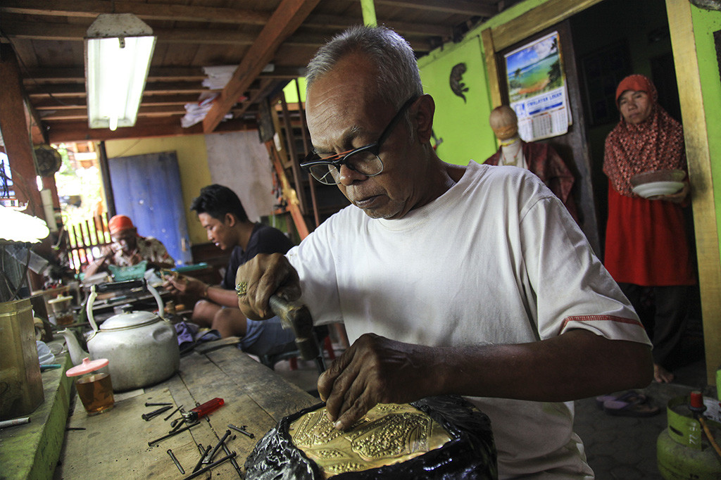 Warga Kotagede yang ahli dalam mengolah logam, terus disibukkan dengan banyaknya pesanan pembuatan perak oleh pembeli-pembeli dari dalam dan luar negeri. Menurut perajin pihaknya pernah mengerjakan pesanan khusus dari Turki, Eropa, dan negara-negara Arab. 