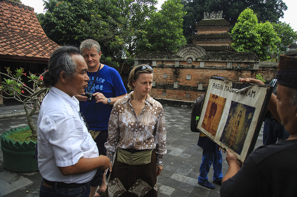 Selain terkenal dengan kerajinan peraknya, Kotagede sendiri adalah kota dengan banyak peninggalan sejarah yang kerap menjadi tujuan wisatawan. Beberapa peninggalan yang menarik adalah makam raja-raja Mataram, masjid kuno dan lainnya. Hasil kerajinan perak menjadi pilihan utama bagi wisatawan untuk membeli suvenir. 