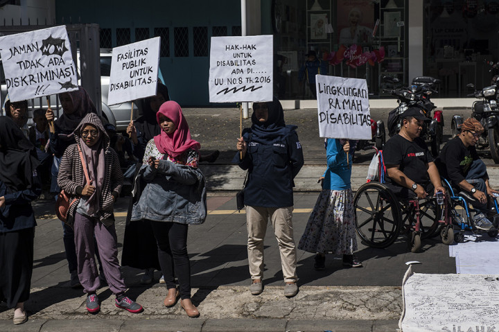 Sejumlah aktivis dan penyandang disabilitas melakukan aksi simpatik memperingati hari Disabilitas Internasional di Bandung, Jawa Barat.