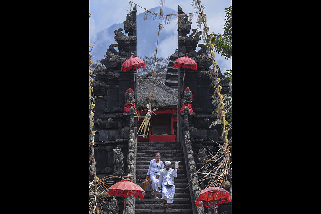 Meski aktivitasnya semakin menurun, masyarakat harus tetap waspada dan tidak melakukan aktivitas di zona bahaya yang telah ditentukan.