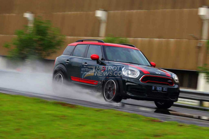 MINI Countryman John Cooper Works, adalah salah satu mobil kasta tertinggi MINI yang memang punya passion khusus bagi mereka yang ingin mobil berperforma tinggi dan feeling gokart yang kuat. MTVN/Ahmad Garuda