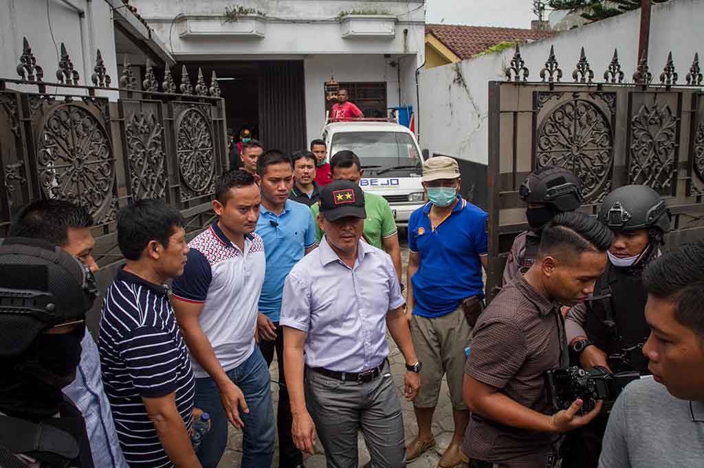 Kapolda Jawa Tengah Irjen Condro Kirono (tengah) memimpin penggerebekan oleh BNN di sebuah rumah kawasan Cinderejo, Gilingan, Solo, Jawa Tengah, Minggu, 3 Desember 2017. Rumah tersebut diduga sebagai pabrik tempat produksi pil PCC. Sejumlah barang bukti yang ditemukan antara lain alat mesin produksi, pengering tablet, dan bahan baku pembuatan pil PCC. ANTARA/Mohammad Ayudha