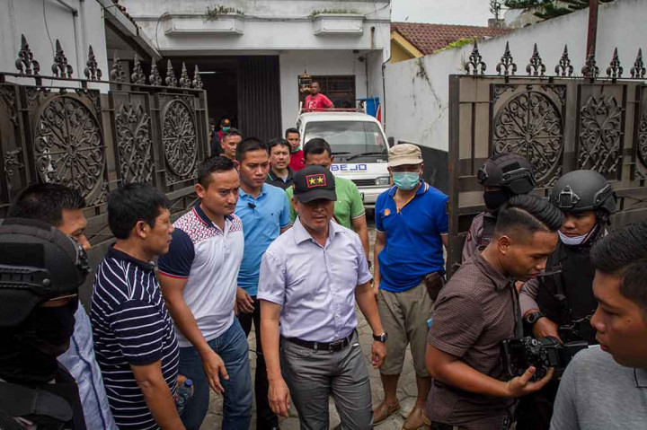 Kapolda Jawa Tengah Irjen Condro Kirono (tengah) memimpin penggerebekan oleh BNN di sebuah rumah kawasan Cinderejo, Gilingan, Solo, Jawa Tengah, Minggu, 3 Desember 2017. Rumah tersebut diduga sebagai pabrik tempat produksi pil PCC. Sejumlah barang bukti yang ditemukan antara lain alat mesin produksi, pengering tablet, dan bahan baku pembuatan pil PCC. ANTARA/Mohammad Ayudha
