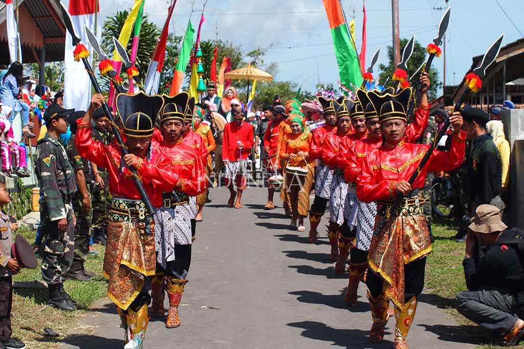 Kirab 1.000 ingkung bebek diawali dengan barisan pasukan prajurit. MI/Tosiani