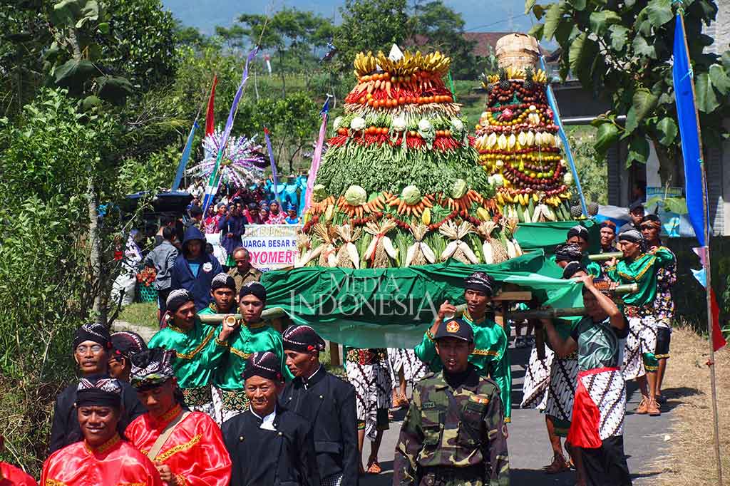 Kemudian di belakangnya ada gunungan hasil bumi diikuti ribuan warga dengan membawa tumpeng dan ingkung bebek dan beberapa kelompok kesenian desa setempat. MI/Tosiani