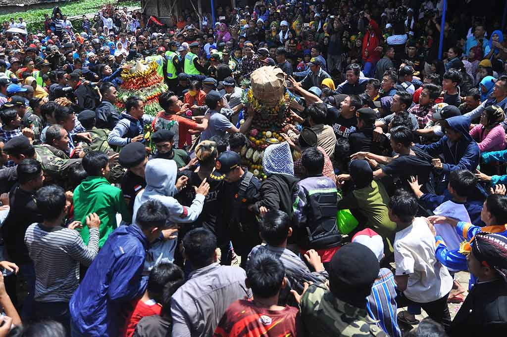 Setelah sampai makam leluhur, mereka berdoa bersama dipimpin ulama desa. Setelah berdoa, dua gunungan hasil bumi yang baru saja diarak menjadi rebutan ribuan pengunjung. Kemudian tumpeng dan ingkung yang dibawa warga disedekahkan dan dimakan bersama pengunjung yang hadir. ANTARA/Anis Efizudin
