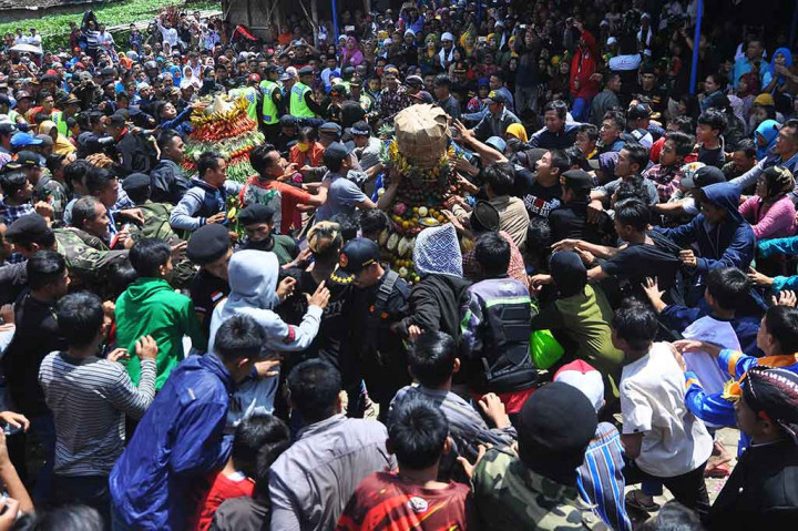 Setelah sampai makam leluhur, mereka berdoa bersama dipimpin ulama desa. Setelah berdoa, dua gunungan hasil bumi yang baru saja diarak menjadi rebutan ribuan pengunjung. Kemudian tumpeng dan ingkung yang dibawa warga disedekahkan dan dimakan bersama pengunjung yang hadir. ANTARA/Anis Efizudin