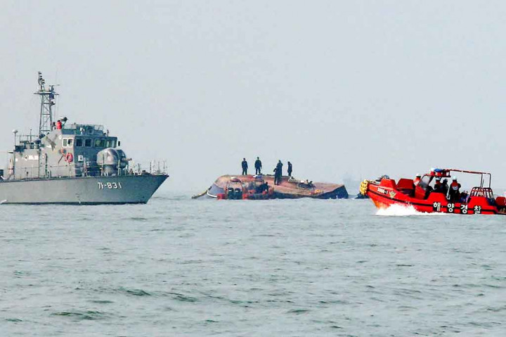 13 orang ditemukan tewas, sementara tujuh lainnya di rawat di rumah sakit. Sementara itu dua orang, termasuk kapten kapal masih dalam pencarian.