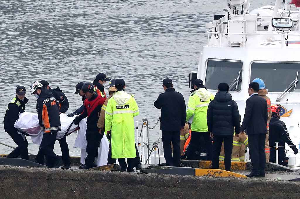 Petugas mengevakuasi korban kecelakaan kapal di Korsel. Semua penumpang mengenakan jaket pelampung, tapi banyak korban tampaknya menderita hipotermia. AP/Yonhap/Yun Tae-hyun