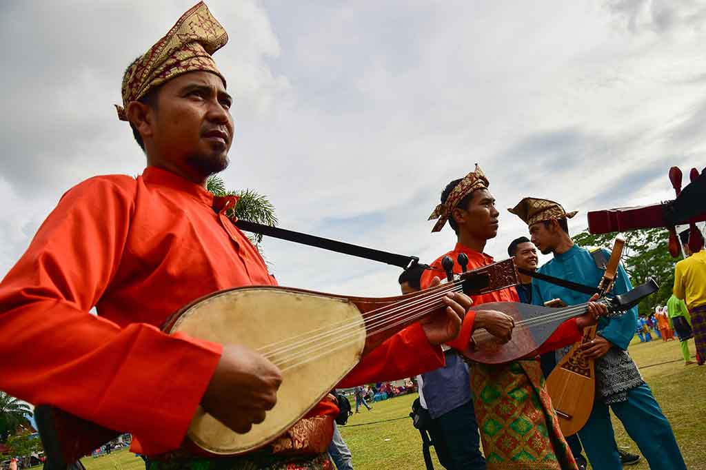 Tiap kelompok penari menampilkan keunikan tarian Zapin masing-masing, yang menunjukkan tari tradisional ini tidak bersifat kaku dan terus beradaptasi dengan masyarakat dan budaya setempat. Sebelum tahun 1960, Zapin hanya dibawakan kaum lelaki, namun kini bisa juga dibawakan perempuan. 