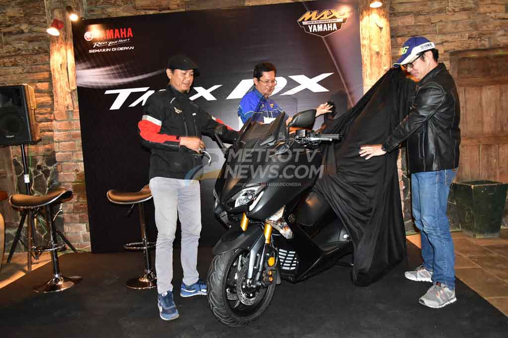 Petinggi Yamaha dan perwakilan Journalist Max Community membuka selubung Tmax DX.