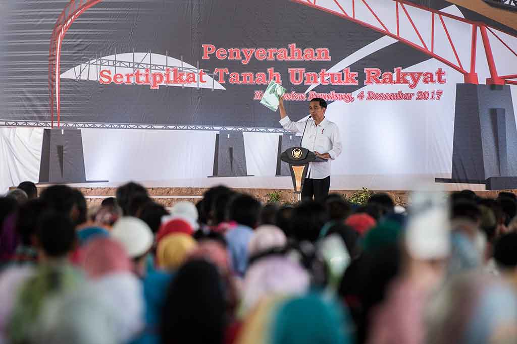 Menurut Jokowi, dengan dipegangnya sertifikat maka tidak ada lagi yang mengaku bahwa tanah tersebut diakui pihak lain, karena sudah ada nama pemilik yang tertera beserta luas dan lokasinya.

