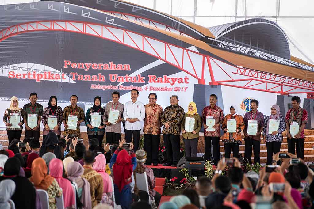 Oleh sebab itu, kata Presiden, dirinya telah memerintahkan Menteri Agraria Tata Ruang/Kepala BPN bahwa 5 juta sertifikat harus keluar tahun ini, 2018 sebanyak 7 juta, dan 2019 sebanyak 9 juta sertifikat. 