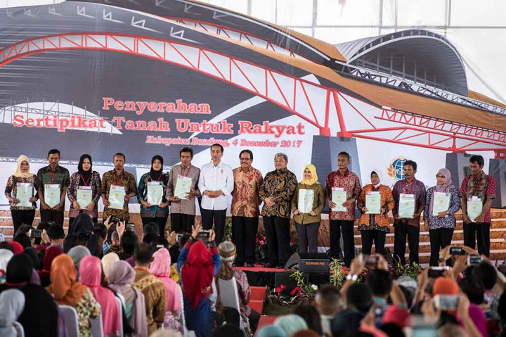 Oleh sebab itu, kata Presiden, dirinya telah memerintahkan Menteri Agraria Tata Ruang/Kepala BPN bahwa 5 juta sertifikat harus keluar tahun ini, 2018 sebanyak 7 juta, dan 2019 sebanyak 9 juta sertifikat. 