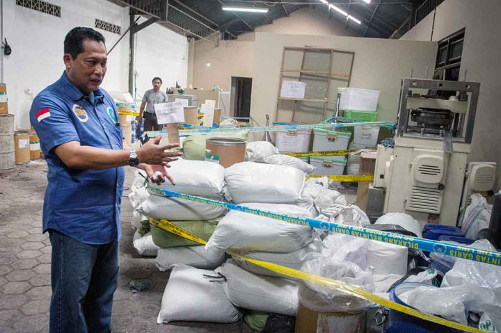Selain di Semarang, BNN juga menggerebek pabrik pil PCC di Cinderejo, Solo. BNN meringkus 7 tersangka dari pabrik yang mampu memproduksi sekitar 50 ribu butir pil PCC dalam sehari tersebut. ANTARA/Mohammad Ayudha