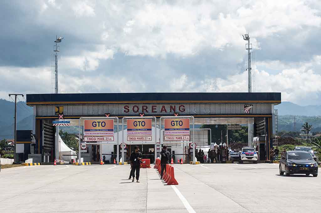 Sebelum diresmikan, Tol Soroja telah melalui uji kelayakan oleh Tim Laik Fungsi dari Kementerian PUPR, Kementerian Perhubungan dan Korlantas pada tanggal l6-l7 November 2017, meliputi Uji Laik Fungsi dan Uji Laik Operasi yang kemudian menetapkan tol tersebut laik operasi. Tol Soroja memiliki lima gerbang, yaitu Margaasih Barat, Margaasih Timur, Kutawaringin Barat, Kutawaringin Timur dan Soreang.