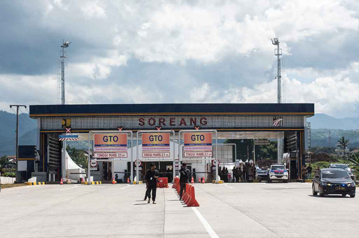 Sebelum diresmikan, Tol Soroja telah melalui uji kelayakan oleh Tim Laik Fungsi dari Kementerian PUPR, Kementerian Perhubungan dan Korlantas pada tanggal l6-l7 November 2017, meliputi Uji Laik Fungsi dan Uji Laik Operasi yang kemudian menetapkan tol tersebut laik operasi. Tol Soroja memiliki lima gerbang, yaitu Margaasih Barat, Margaasih Timur, Kutawaringin Barat, Kutawaringin Timur dan Soreang.