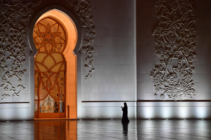 Mihrab untuk imam salat. Permadani seukuran 6 meter persegi yang dihamparkan terbuat dari wol Selandia Baru dan ditenun manual di Iran.