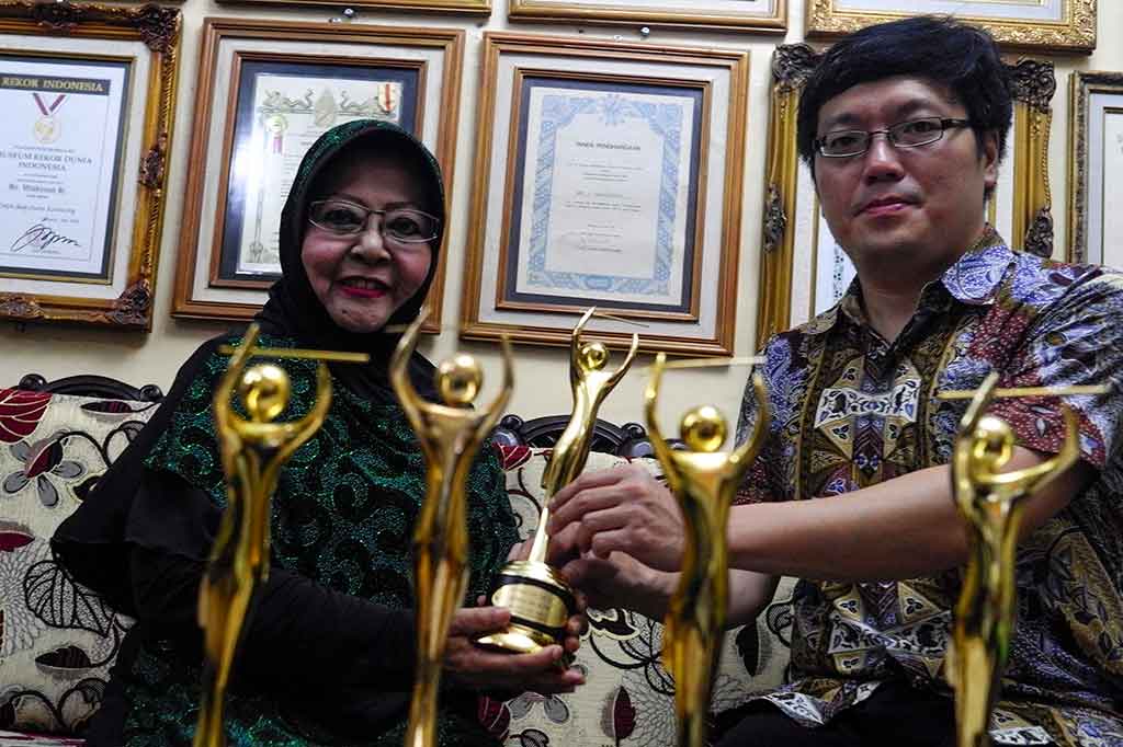 Penyanyi keroncong, Waldjinah menerima piala AMI Awards 2017 dari Direktur Gema Nada Pertiwi, Jaka Winata Susilo di kediamannya di Kota Solo, Jawa Tengah, Senin (4/12). ANTARA/Maulana Surya