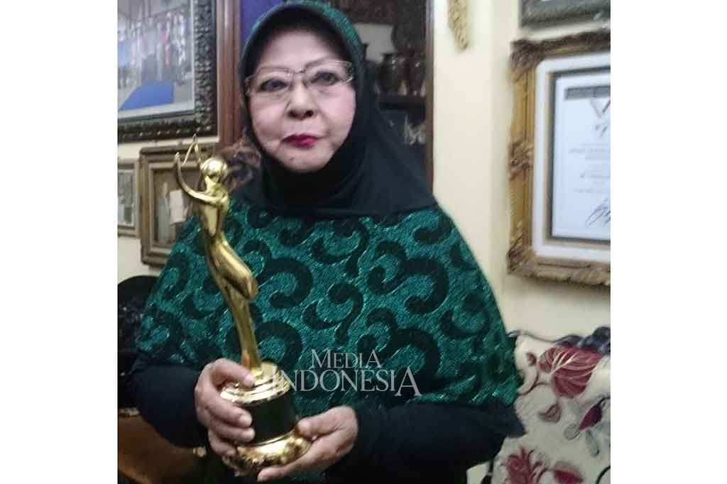 Pelantun 'Walang Kekek' tersebut menerima penghargaan itu di rumahnya setelah tidak bisa menghadiri malam penganugerahannya pada 16 November 2017 lalu. MI/Ferdinand