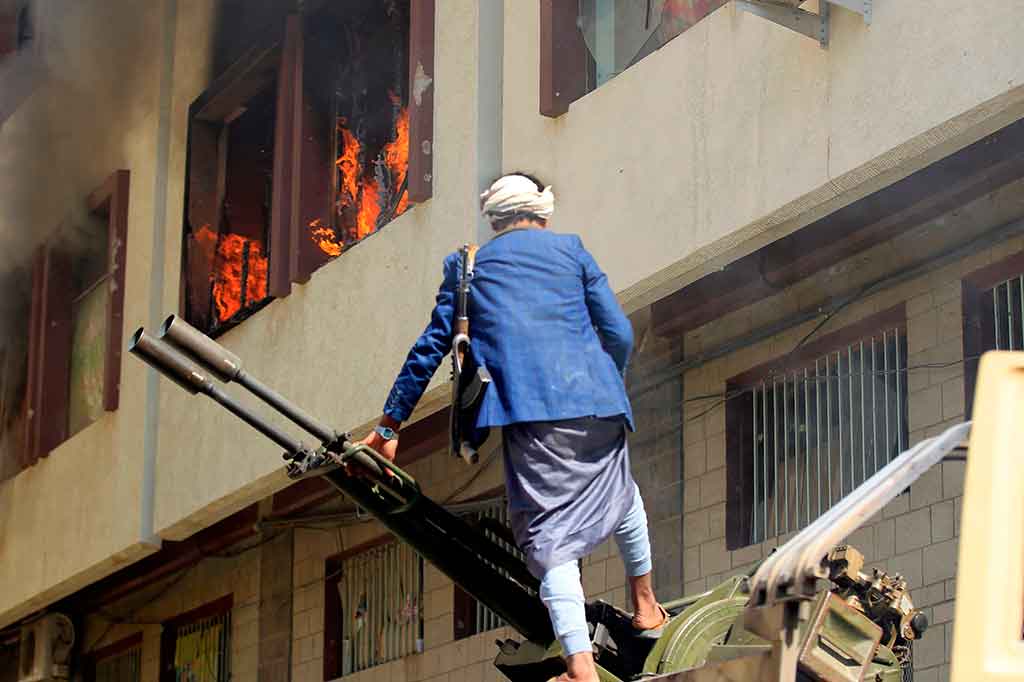 Pada Senin pagi, pasukan Houthi menghancurkan rumah Saleh di Sanaa.