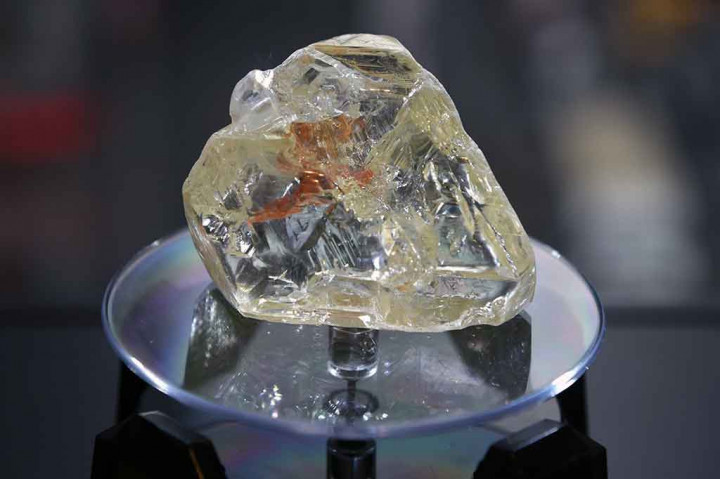 Berlian terbesar yang ditemukan di Sierra Leone sejak 1972 dan berada di antara 10 dan 15 terbesar yang pernah ditemukan di seluruh dunia tersebut, ditemukan oleh pendeta Emmanuel Momoh di Distrik Kono pada Maret 2017 lalu.