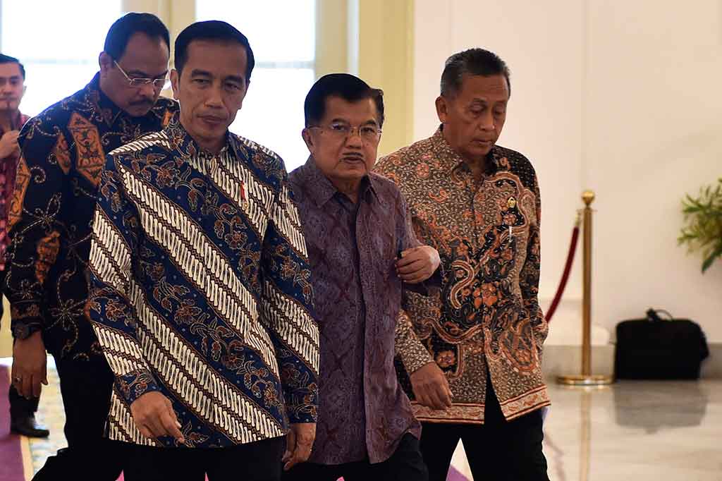 Presiden Joko Widodo didampingi Wapres Jusuf Kalla dan Ketua Badan Pemeriksa Keuangan Moermahadi Soerja Djanegara (kanan) tiba di Ruang Garuda untuk menghadiri acara Persiapan Pemeriksaan Laporan Keuangan Pemerintah Pusat Tahun 2017 dan Institusi Pengelola Keuangan Negara Lainnya Dalam Rangka Mewujudkan Tata Kelola Pemerintahan Yang Baik, di Istana Bogor.