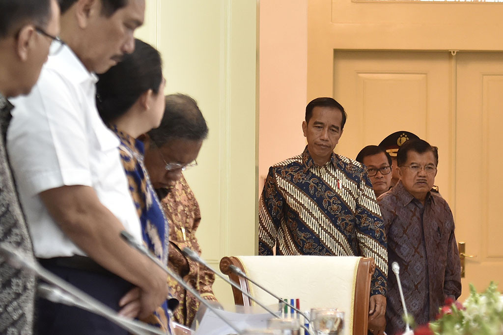 Presiden Joko Widodo didampingi Wakil Presiden Jusuf Kalla memimpin rapat terbatas tentang evaluasi pelaksanaan program beras sejahtera (Rastra) dan program bantuan pangan nontunai, di Istana Kepresidenan Bogor, Jawa Barat.