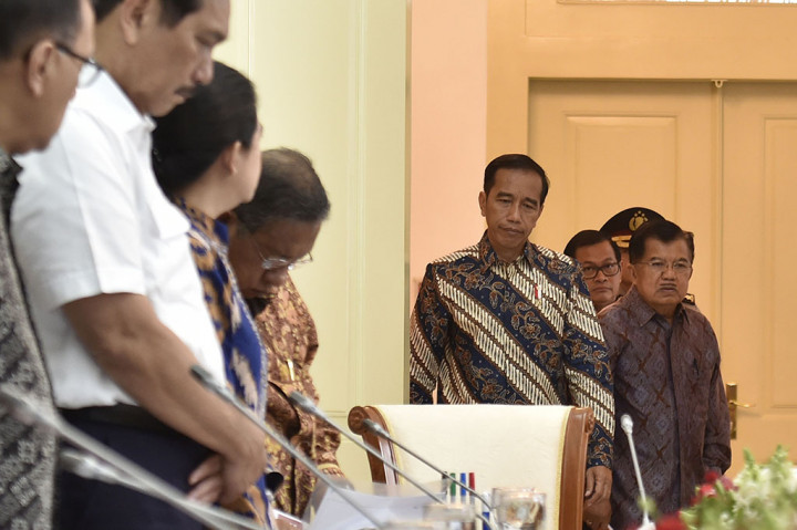 Presiden Joko Widodo didampingi Wakil Presiden Jusuf Kalla memimpin rapat terbatas tentang evaluasi pelaksanaan program beras sejahtera (Rastra) dan program bantuan pangan nontunai, di Istana Kepresidenan Bogor, Jawa Barat.