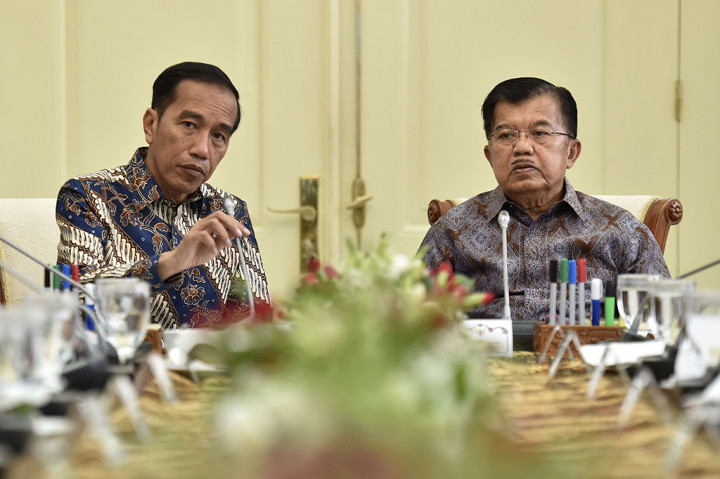 Jokowi juga meminta kementerian terkait jangan asal menambah target penerima program rastra atau beras sejahtera. Program itu harus dievaluasi terlebih dahulu. 
