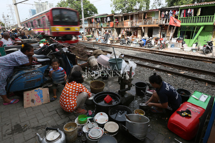 Penataan kawasan kumuh yang diberi nama program 100-0-100, yaitu menargetkan pengembang permukiman berkelanjutan dengan fokus tercapainya 100 persen akses air minum, mengurangi kawasan kumuh nol persen dan 100 persen akses sanitasi untuk masyarakat. 
