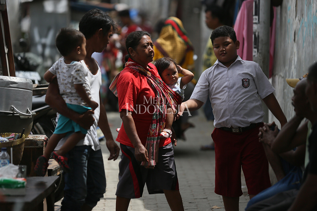Aktifitas warga di pemukiman kumuh yang ada di bantaran rel kereta kawasan Benhil, Jakarta Pusat.