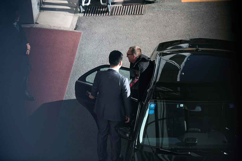 Utusan senior PBB Jeffrey Feltman tiba di Bandara Internasional Beijing, sebelum melanjutkan penerbangan ke Korea Utara, Selasa, 5 Desember 2017. AFP/Fred Dufour