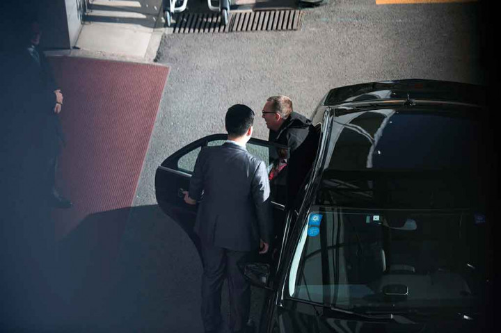 Utusan senior PBB Jeffrey Feltman tiba di Bandara Internasional Beijing, sebelum melanjutkan penerbangan ke Korea Utara, Selasa, 5 Desember 2017. AFP/Fred Dufour