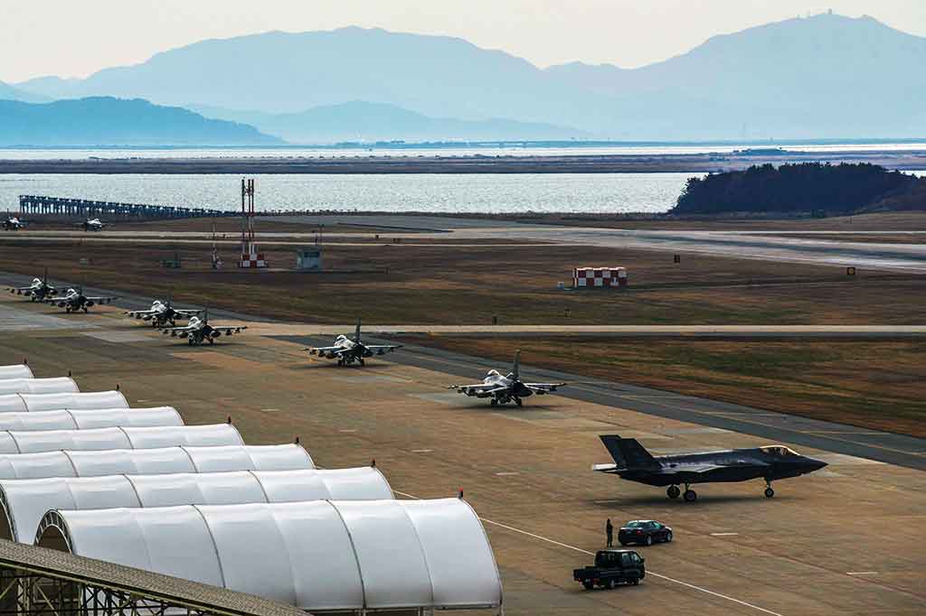 Perjalanannya tersebut juga dilakukan sehari setelah AS dan Korsel melakukan latihan udara bersama secara besar-besaran. Latihan selama lima hari tersebut melibatkan 230 pesawat, termasuk pesawat tempur siluman F-22 Raptor, dan puluhan ribu tentara. AFP/US Air Force