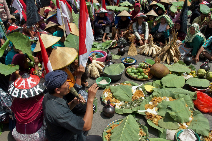 Ratusan orang yang tergabung dalam Jaringan Masyarakat Peduli Pegunungan Kendeng (JMPPK) menggelar demo di depan Gedung Gubernur Jawa Tengah, Jalan Pahlawan, Semarang.