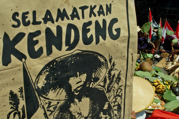 Mereka semua berangkat dari Pati untuk menuntut pencabutan pendirian pabrik semen PT Indocement.