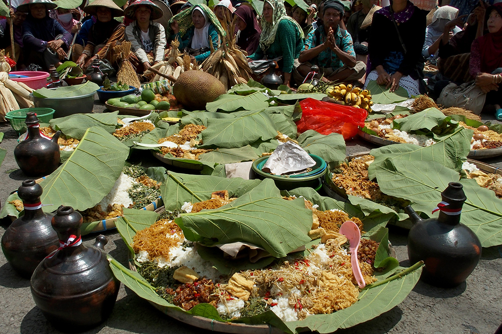 Dalam aksi yang diberi nama aksi Kenduri Lingkungan Solidaritas Kendeng Lestari ini, warga membawa enam tumpeng nasi, dua tumpeng buah, dan beberapa hasil tani lainnya di depan kantor Gubernur Jateng.