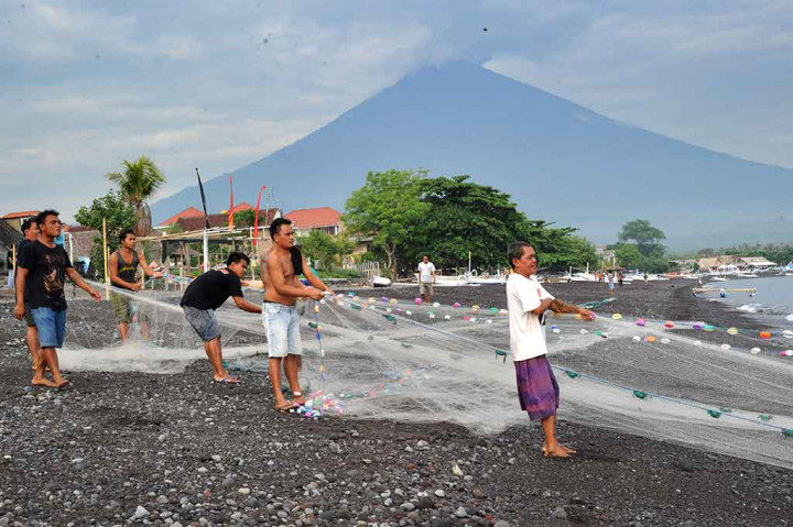 Pusat Vulkanologi dan Mitigasi Bencana Geologi (PVMBG) mencatat aktivitas Gunung Agung masih tinggi sehingga tetap dalam level IV atau awas meski secara visual terlihat tenang. AFP/Sony Tumbelaka