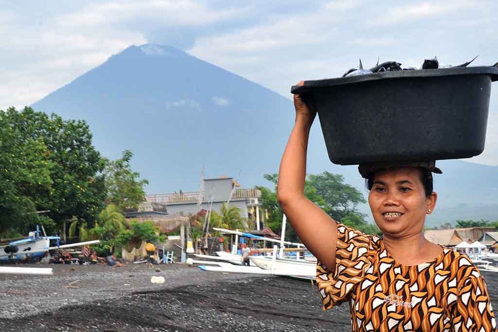 Aktivitas magma Gunung Agung masih tinggi dengan intensitas kegempaan frekuensi rendah pada Selasa pukul 06.00-12.00 Wita mencapai 10 kali dengan amplitudo 2-22 milimeter dengan durasi 38-102 detik. AFP/Sony Tumbelaka