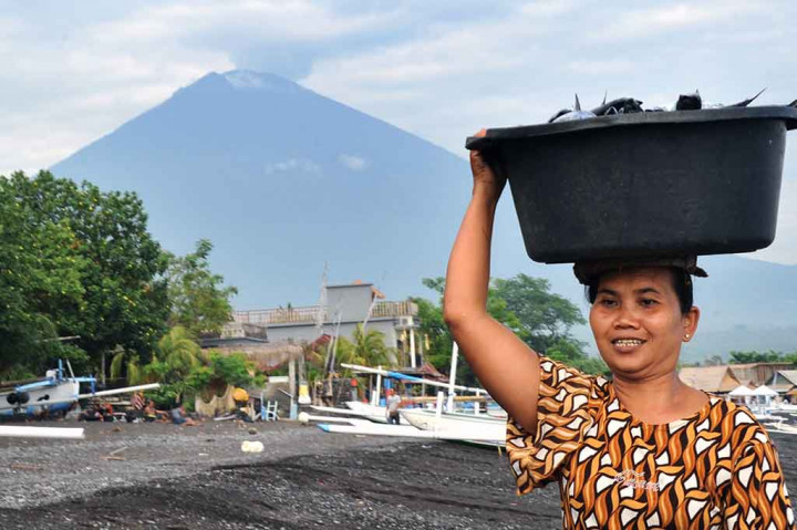 Aktivitas magma Gunung Agung masih tinggi dengan intensitas kegempaan frekuensi rendah pada Selasa pukul 06.00-12.00 Wita mencapai 10 kali dengan amplitudo 2-22 milimeter dengan durasi 38-102 detik. AFP/Sony Tumbelaka