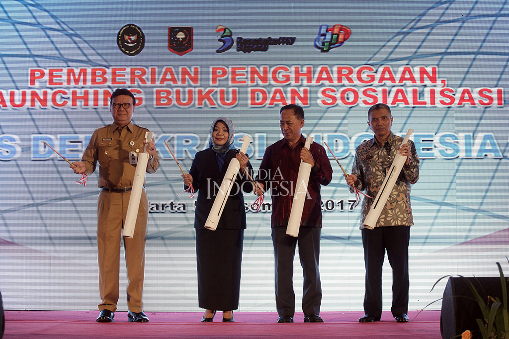 Menteri Dalam Negeri Tjahjo Kumolo bersama Staf Ahli Menteri Bidang Hubungan Kelembagaan Kementerian PPN/Bappenas Diani Sadia Wati, Sesmenko Polhukam Letjen TNI Yoedhi Swastono dan Deputi Bidang Statistik Sosial BPS Sairi Hasbullah memukul kentongan saat Launching Indeks Demokrasi Indonesia 2016 di Jakarta.