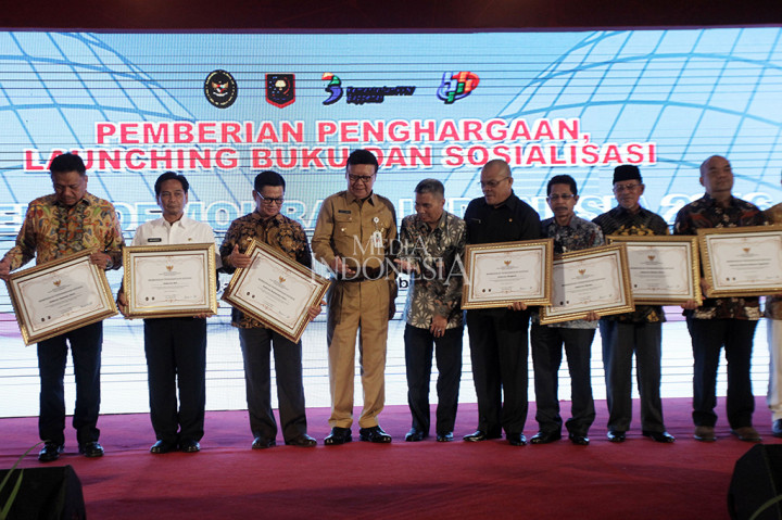 Sebanyak 10 daerah mendapat penghargaan dalam peluncuran Indeks Demokrasi Indonesia (IDI) tahun 2016 karena dianggap berhasil mewujudkan demokrasi dalam bidang pemerintahan dan kehidupan bermasyarakat.