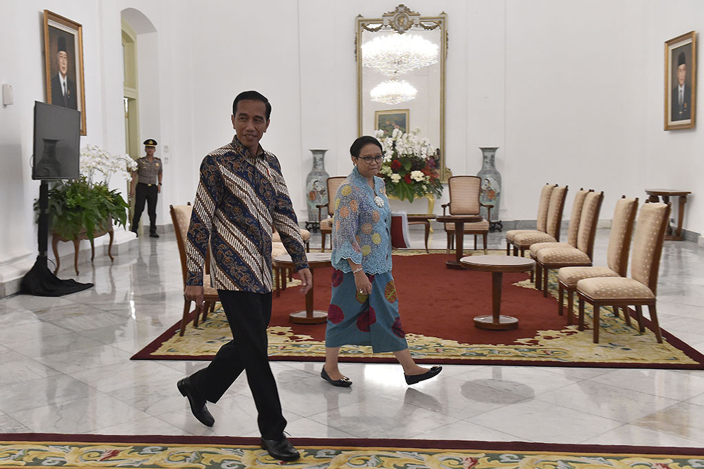 Presiden Joko Widodo didampingi Menteri Luar Negeri Retno Marsudi bersiap menyambut Ibu Negara Afghanistan Rula Ghani di Istana Kepresidenan Bogor.