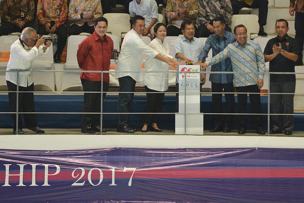 Wapres Jusuf Kalla didampingi Menteri PUPR Basuki Hadimuljono, Ketua INASGOC Erick Thohir, Menteri Pemuda dan Olahraga Imam Nahrawi, Menko PMK Puan Maharani, Ketua Pengurus Besar Persatuan Renang Seluruh Indonesia Anindya Bakrie, Mensesneg Pratikno dan Ketua KONI Tono Suratman menekan tombol ketika membuka CIMB Niaga Indonesia Open Aquatic Championship di Stadion Aquatic Gelora Bung Karno, Senayan.

