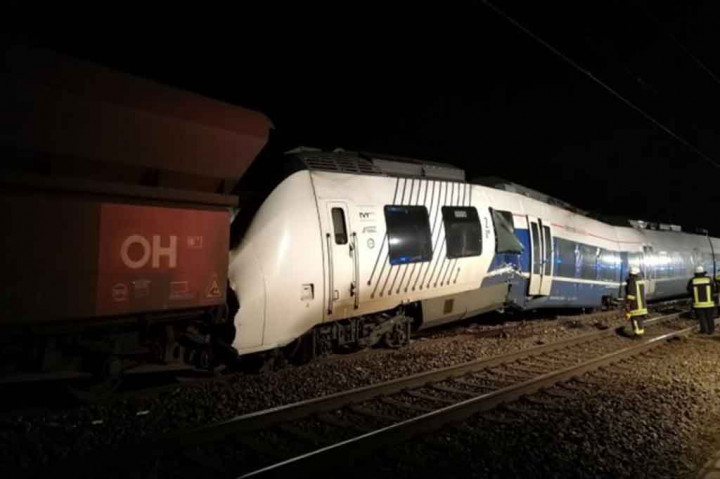 Kereta ekspres regional yang dioperasikan operator swasta British National Express menabrak bagian belakang kereta kargo dioperasikan oleh DB Cargo yang parkir di rel yang sama, sekitar pukul 19.30 waktu setempat.