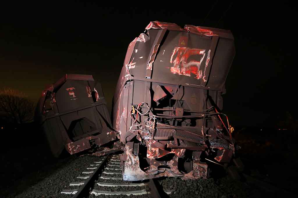 Gerbong kereta barang yang ringsek pascatabrakan dengan kereta penumpang. Masih belum jelas mengapa kereta barang itu diparkir di jalur yang sama yang dipakai kereta penumpang.